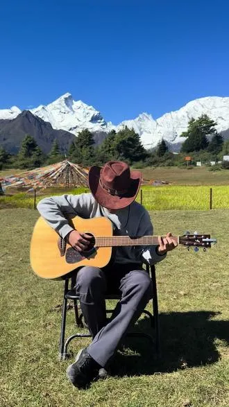 在雪山旁唱小小虫 享受