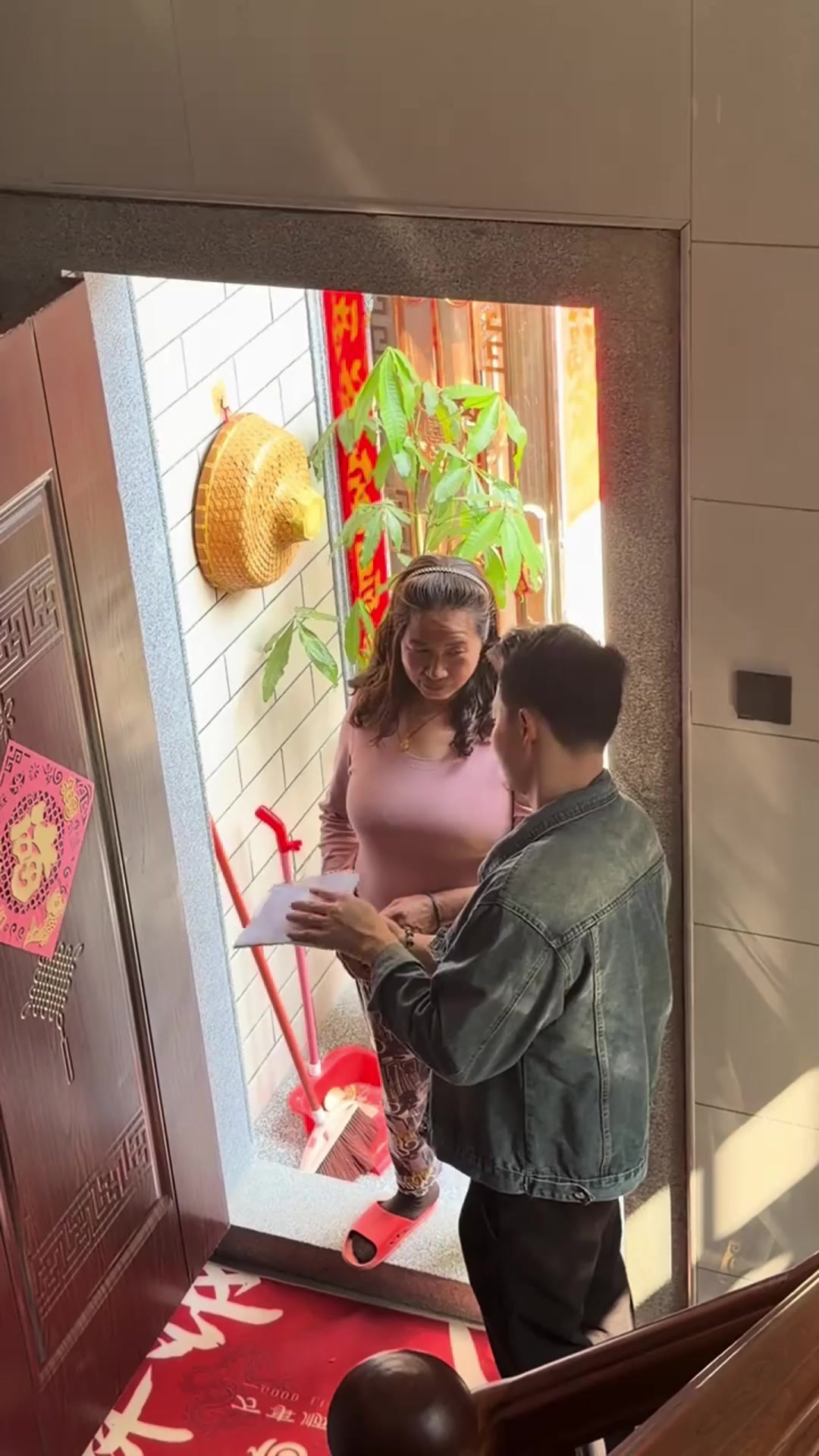 男子向爸妈报喜怀孕，妈妈当场塞红包，感觉被爱稳稳接住了
