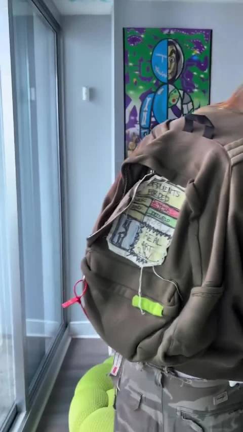 背包还是帽衫？创意还有点儿意思，尽量别让巴黎世家看到