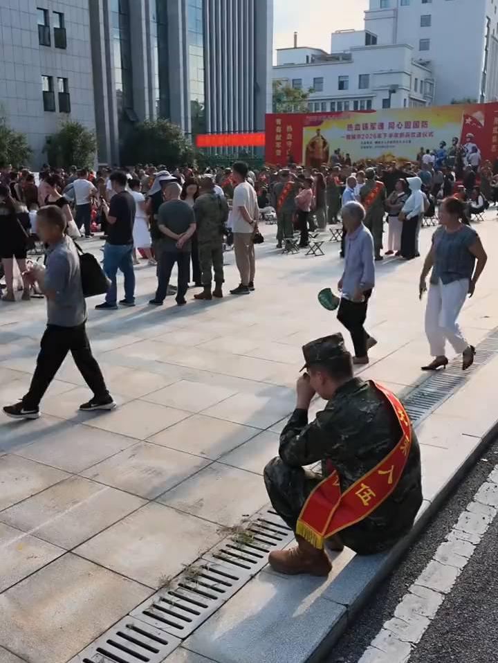 家庭变故后小伙独自参军 想和弟弟撑起自己的家 ，看完心里酸酸的