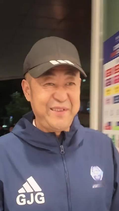 泰州队主教练高敬刚：“进八强” 9月18日晚，“苏超”泰州队抵达泰州体育公园体育场，他们将于19日晚
