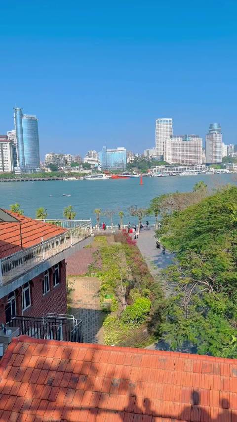 踏上鼓浪屿整个人瞬间被小岛的海风给治愈住了🌊没有车马喧嚣，慢悠悠走在岛上，目光所及都是错落的红砖绿瓦