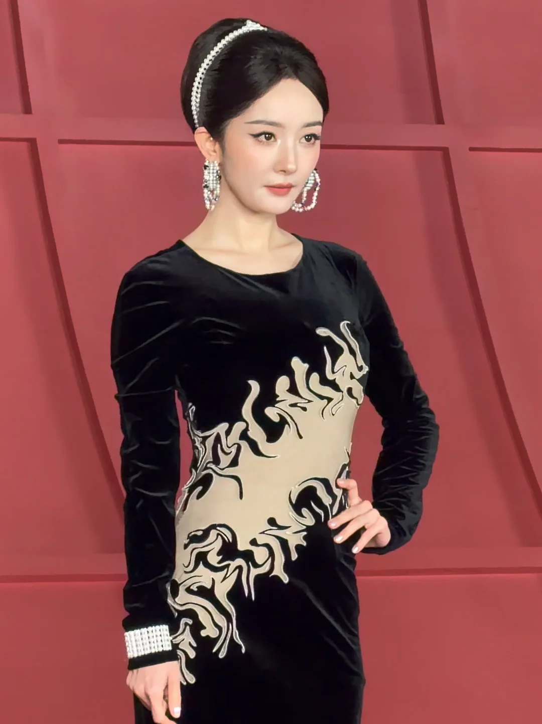 杨幂红毯整理裙摆美到失语