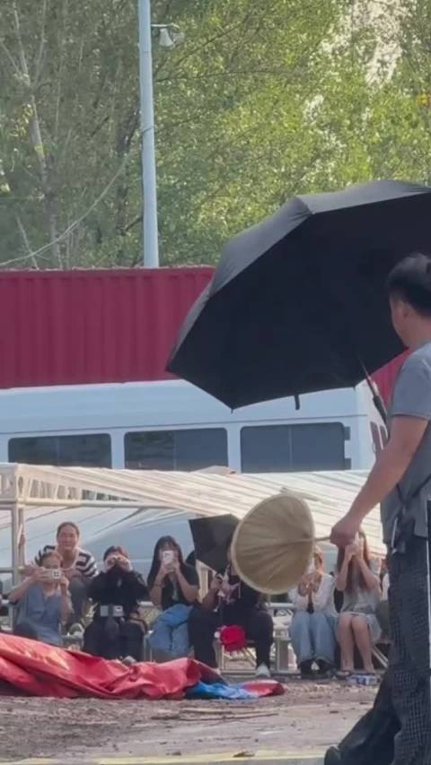 2026-0929  16:30 可爱又帅气的有财哥哥下班啦 夹缝中生存  嘉伦辛苦了  好好休息 