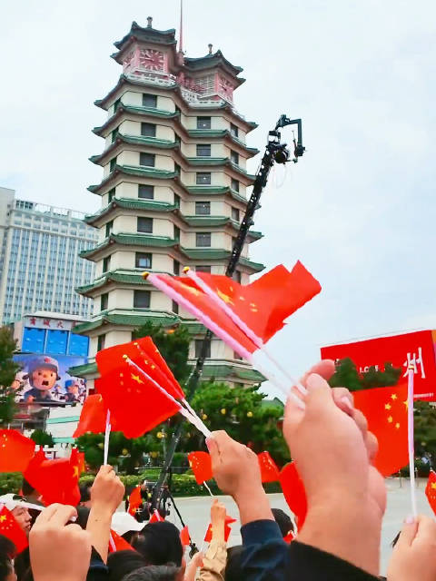 #郑州街头满眼中国红# 10月1日，郑州二七广场举行隆重的国庆升旗仪式
