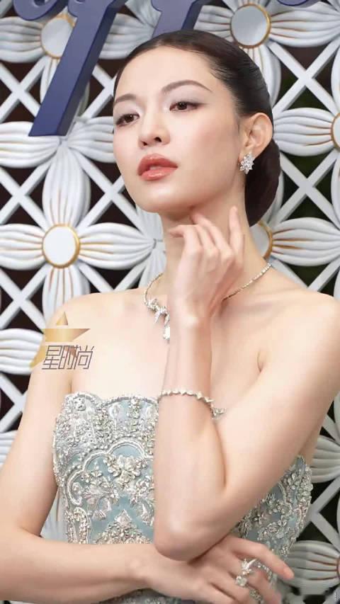 #钟楚曦美得我眼前一亮##钟楚曦美得闪闪发光# 钟姐线下新造型来袭，柔和的浅绿缎面，细腻的钉珠刺绣，