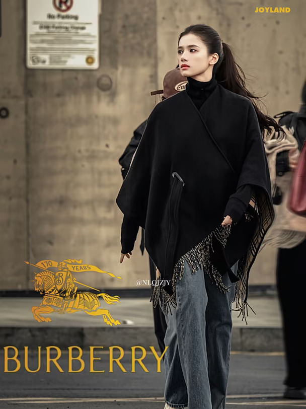 Burberry行走的种草机 张婧仪的种草能力是圈内人都会被美到的程度#张婧仪#孙乐言#金靖#张婧仪