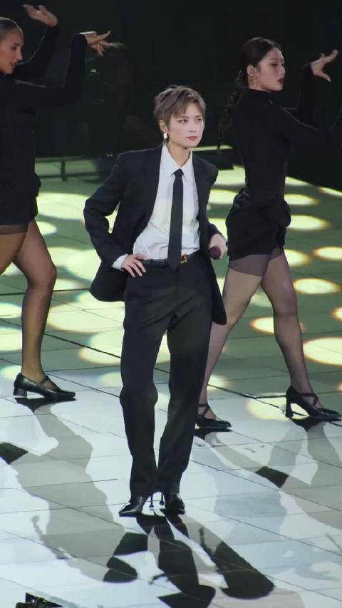 #李宇春得知后先自责道歉#看着有点心疼，李宇春知道错过何洁婚礼邀约，第一反应是自责道歉