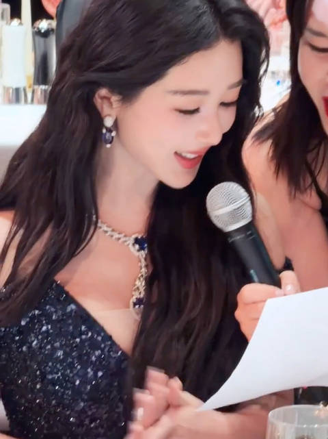 我亲爱的 漂亮的 温柔的 害羞的视后杨紫又唱歌了🥺🎤  ​​​