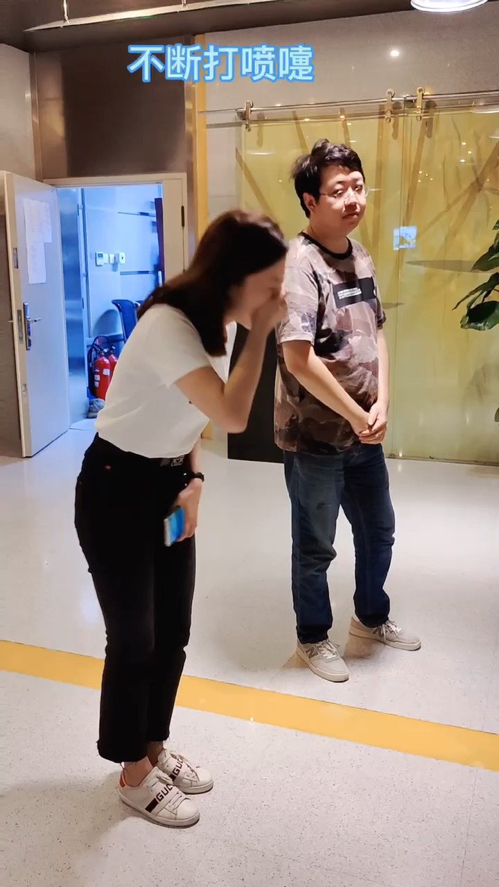 【#天晴小剧场#关于过敏 还有很多你不知道的真相[笑而不语]】你以为花粉过敏的罪魁祸首就是花吗？秋天