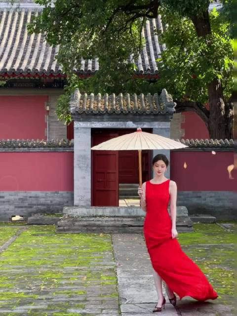 #景甜一顿早餐吃了蒋欣两天的饭##热点聚焦# 大甜甜大红连身包臀裙 [爱慕][舔屏][爱慕]  ​​