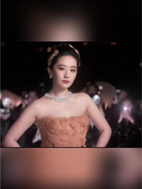怎么形容菲姐的美貌呢，哪怕现在AI网剧漫天飞，你还是找不到一位能漂亮得这么无死角的