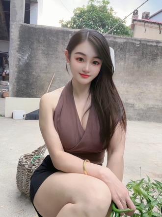 我们农村女孩、可以不漂亮、不富有，但一定要拥有四样东西，扬在脸上的微笑，长在心底的善良，融进血液里的