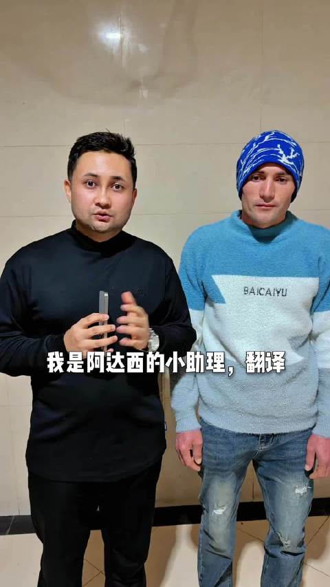 这是最近在西安爆火的新疆打馕小伙，10元三个馕，真的是良心价格，今天他的翻译帮阿达西说了几句他的心里