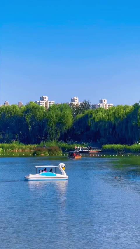 晴朗秋日的湖畔，风微拂，船轻摇#北京##打卡美丽的中国[超话]#   ​​​
