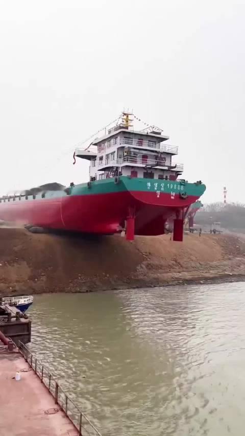 新船下水，顺风顺水  ​​​