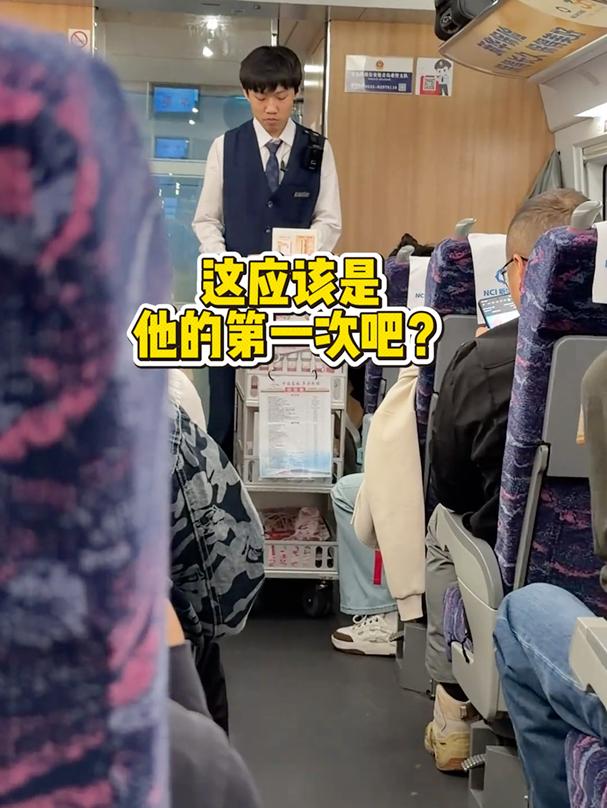 高铁售货员小哥第一次正式推销，紧张到忘词，太可爱了。