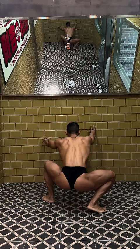 健身房造型室糙汉子的肌肉健美造型练习  ​​​