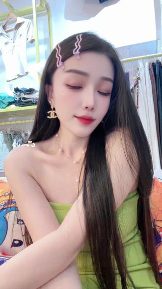 绿色吊带裙穿搭