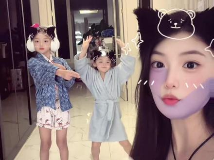 姐妹们咋办 蟹泡泡女士成功学会了我昨天的亲亲魔术 且在今日打高尔夫时成功用在了思密达小哥哥的脸上