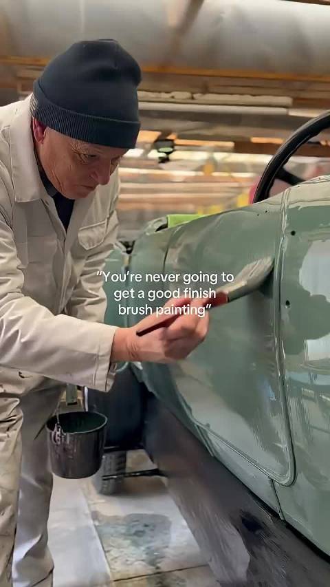 好家伙，手涂能涂出镜面效果？垂直面还不挂流。这调漆得什么什么水平。搁模型界手涂能这效果都得顶级大师了