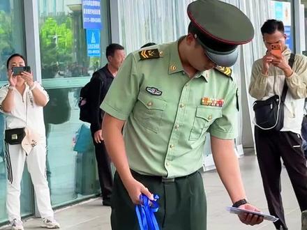 部队接兵领导在给新兵发放证件，准备出发 ，奔赴军营