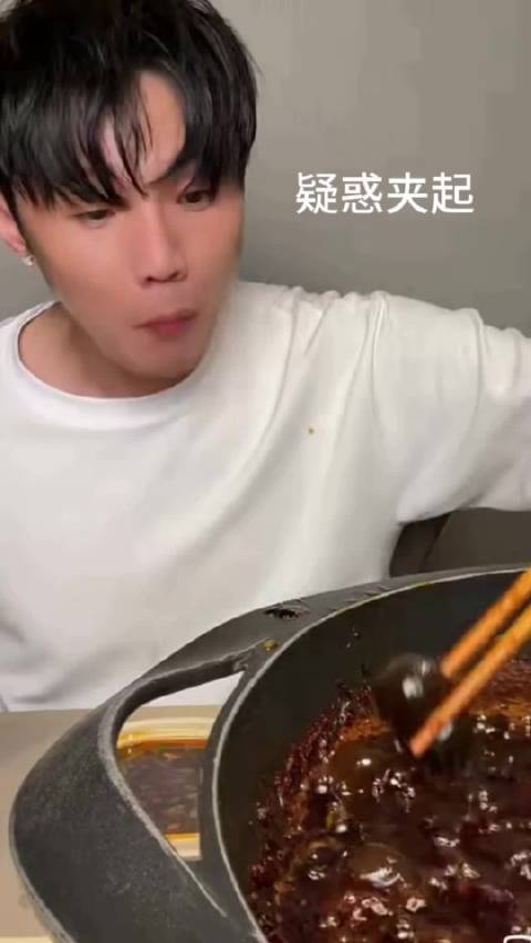 李荣浩直播吃火锅，结果木耳爆炸了哈哈哈 ​