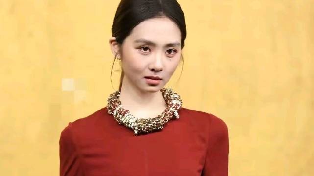 星二代父母里，我最搞不懂的就是黄磊和孙莉，明明家里根本不差钱，为什么不给黄多多找个形体老师好好调整下