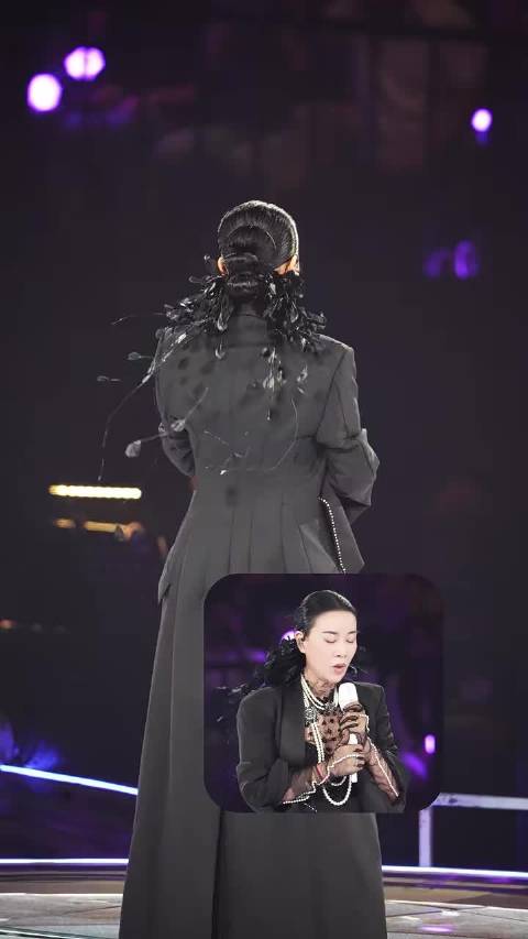 #那英临时申请弯弯的月亮演唱版权#那英成都演唱会演唱《弯弯的月亮》