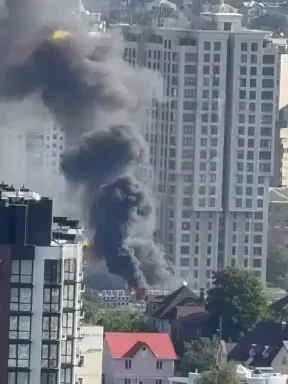 9月23日，俄军出动至少7架喷气式天竺葵无人机空袭基辅。基辅中央火车站片区燃起大火，仓库、运输基地、