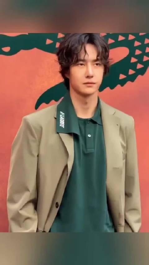 王一博一本正经，但表情完美复刻赔笑表情包 优越下颚线搭配这一脸礼貌假笑，又酷又好笑 上一秒秀场惊艳全