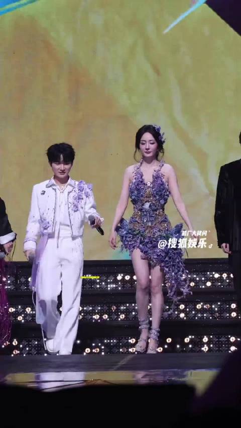 #杨幂工作室请神上身了# 一天之内口碑大反转，杨幂工作室这波反差直接看懵网友。前一天直播造型还被大家