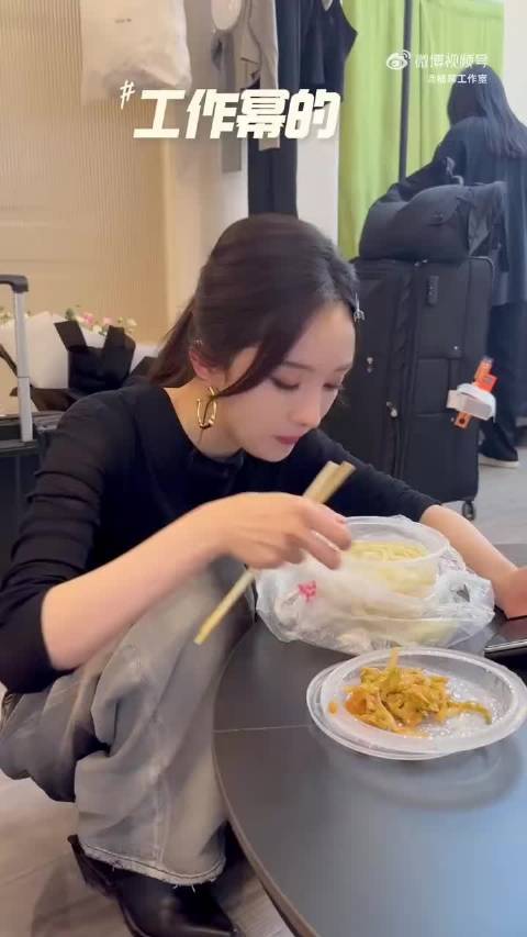 好爱生活感的幂，杨幂在吃面条，看着就是清水面，结果助理说给她点的肉丝面，放大镜都找不到肉丝[允悲]幂