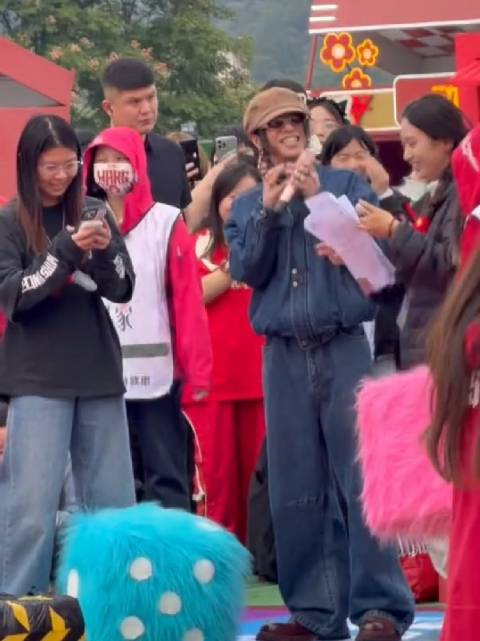 #华晨宇演唱会偶遇失联24年老友#  太奇妙了！茫茫人海，两位老友失联二十四载，竟然因为奔赴同一场火