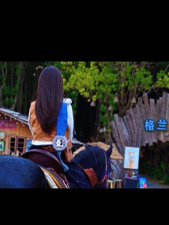 今天去骑马了，没有那么的策马奔腾，也来了个小的策马奔腾🏇，我感觉周末约朋友和家人可以到那边玩，我今天
