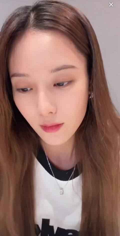 徐艺洋直播中首度回应为何没早点公开孩子，坦言当时刚生完宝宝，身体和情绪都无法承受外界的声音。是她不让