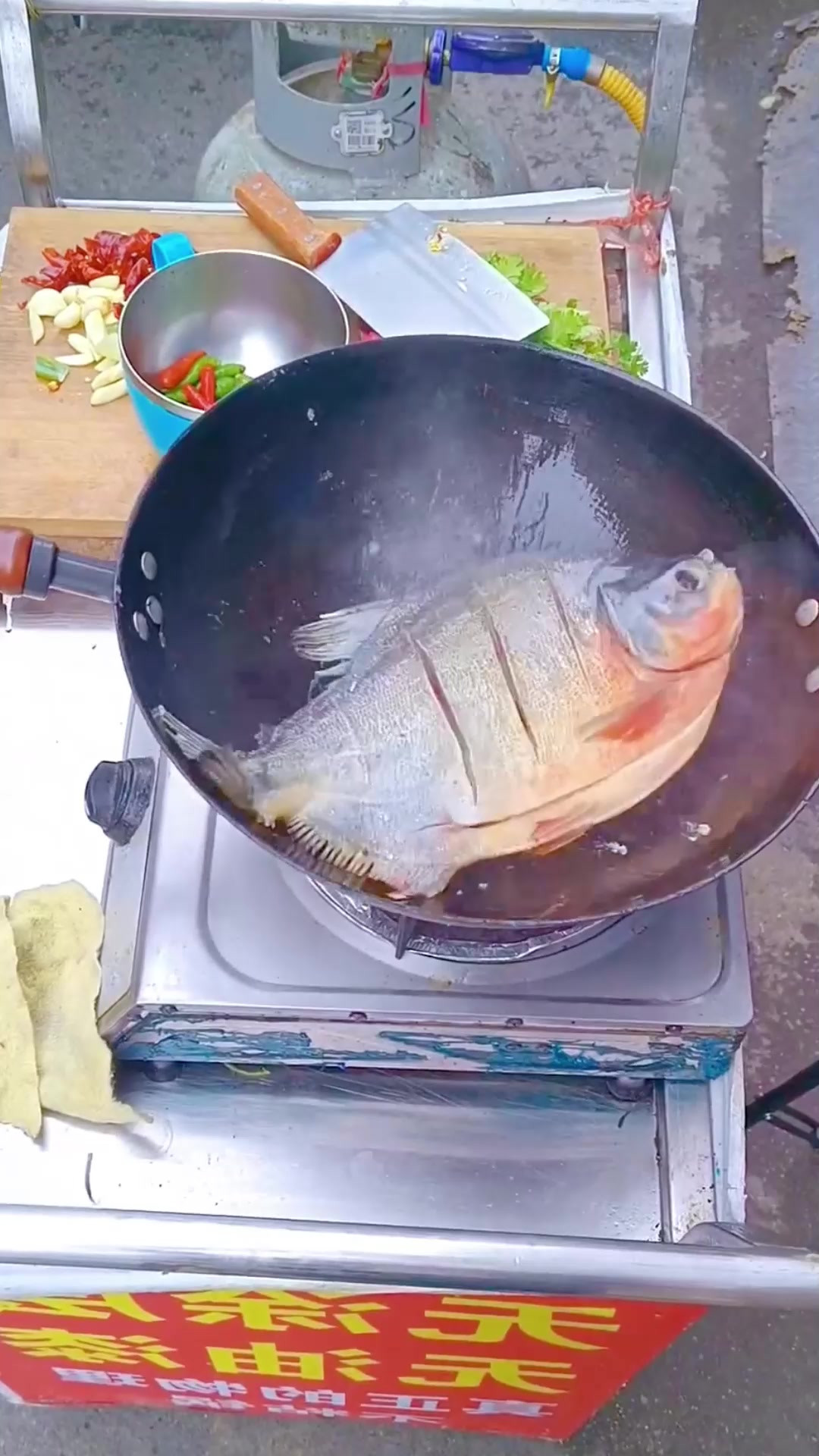 煎个鱼还险些让鱼跑了，差点没吃上，鱼：那边还没熟你急什么