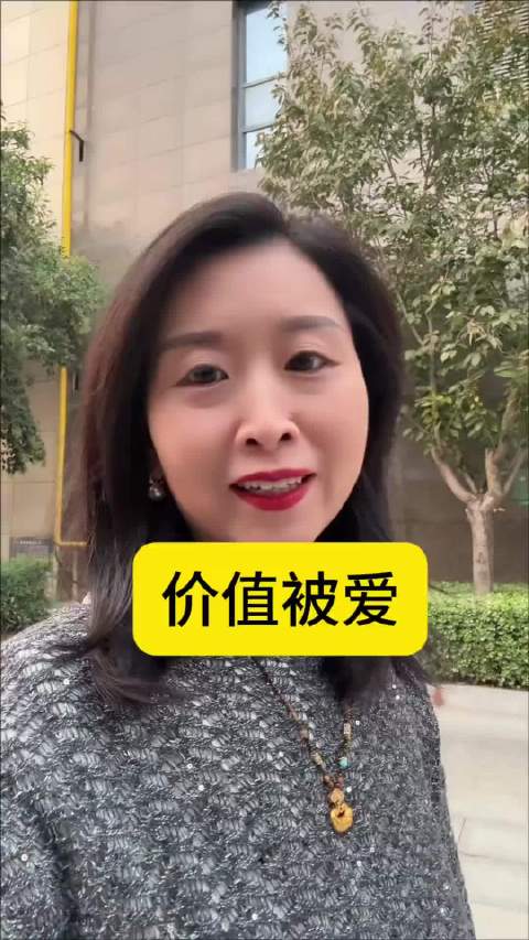 这个世界的爱全是明码标价的。你养不起自己时，别人也不养你，因为你是负担，你养得起自己时，别人都抢着养