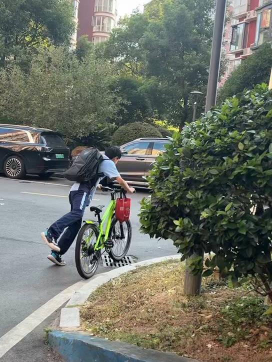 外孙开始自行上下学