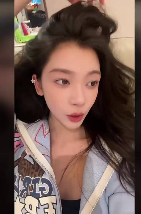 易梦玲在线回答苹果肌太厚了怎么办 给出了很多消炎小方法！她怎么这么真实，竟然有点粉了