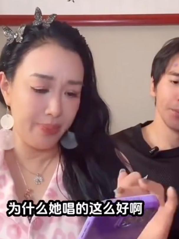 钟丽缇张伦硕直播被单依纯歌声惊艳到