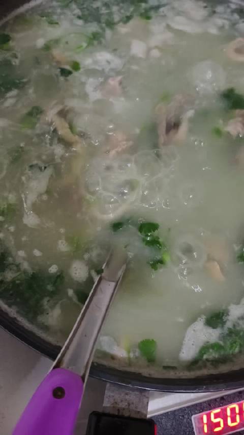 下雨天来一碗热腾腾的羊杂汤，配上新出炉的烧饼，太满足了。 没事做的日子就是在吃吃吃！ #后会友期 I
