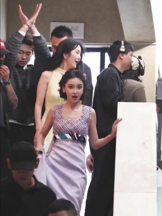 偶遇杨颖无美颜实拍，小小的脸全是五官，太美了！