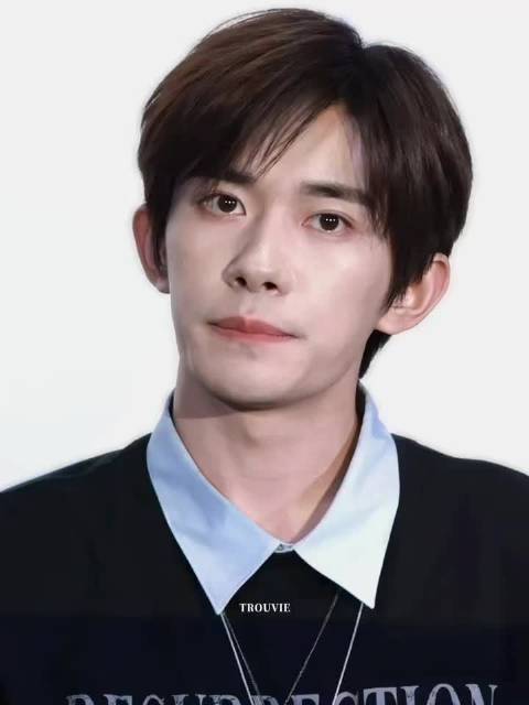 #易烊千玺就这样让我学会了很多生僻字# 他好像对字有种特别的认真。不是随便挑个好看的，是挑有来处、有