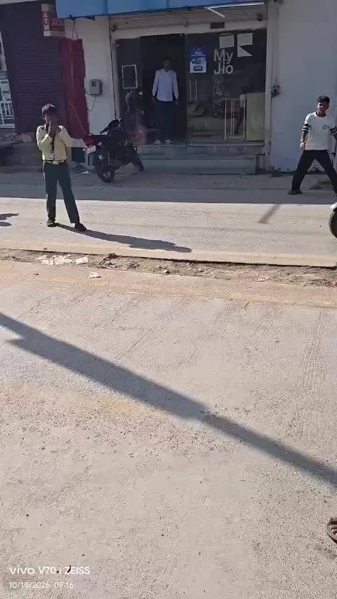 印度人如何残忍地殴打一只猴子，幸好是殴打不是…#印度的10元快剪##海外新鲜事#  ​​​