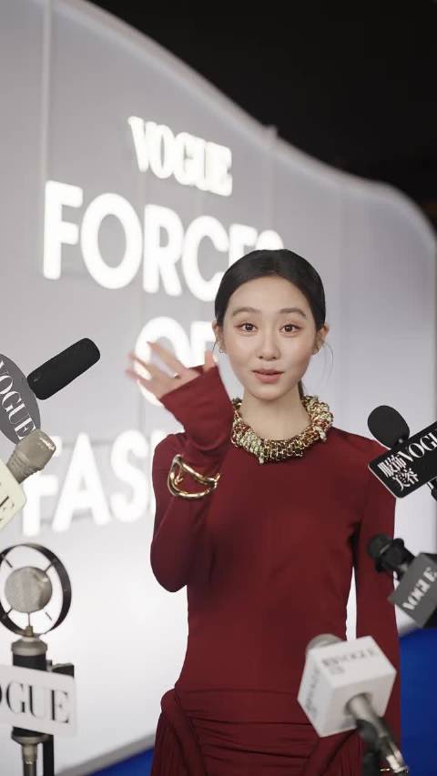 【#黄多多回应第一次走红毯#】#黄多多说出发图是自己画的#10月23日，黄磊女儿黄多多参加VOGUE