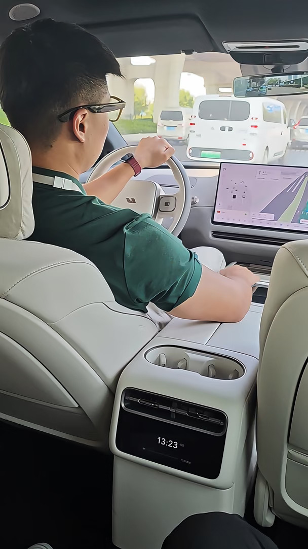今天去试驾理想i9  跟理想的销售聊了一路  在后排的乘坐舒适度确实很棒  操控性啊 静谧性都很好 