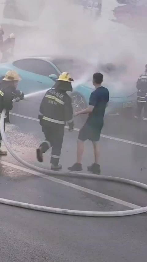 #又一台车疑因电池包起火#这是时速多少引起的？