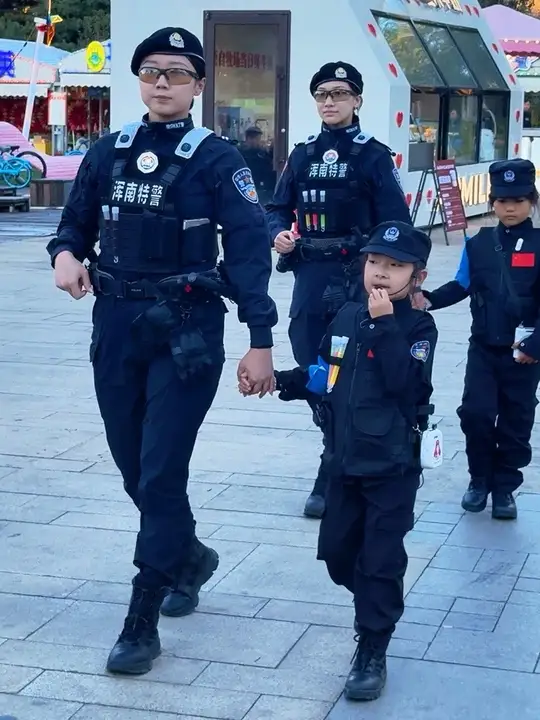 大手拉小手，英姿飒爽的沈阳浑南特警