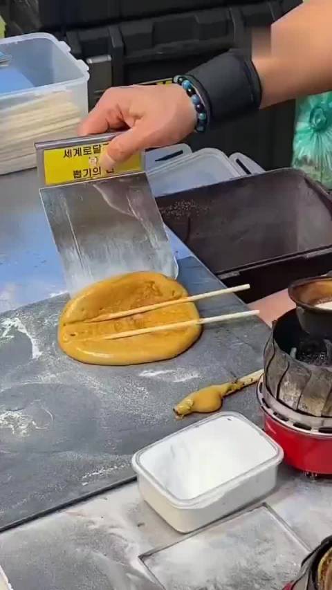 “韩国欧巴街头做糖饼”  ​​​